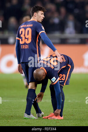 Mönchengladbach, Deutschland. 5. Februar 2016. Bremens Lukas Froede (l) und Theodor Gebre Selassie reagieren, nachdem die Bundesliga Fußballspiel Borussia Moenchengladbach Vs Werder Bremen in Mönchengladbach, 5. Februar 2016. Foto: Jonas Guettler/Dpa/Alamy Live News Stockfoto