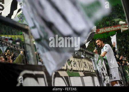 Mönchengladbach, Deutschland. 5. Februar 2016. Mönchengladbach Martin Stranzl feiert mit Fans, nachdem die Bundesliga Fußballspiel Borussia Moenchengladbach Vs Werder Bremen in Mönchengladbach, 5. Februar 2016. Foto: Jonas Guettler/Dpa/Alamy Live News Stockfoto