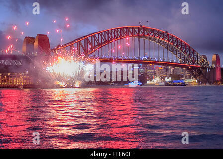 Sydney, Australien. 6. Februar 2016. Die Sydney Harbour Bridge leuchtet rot und mit chinesischen Stil-Feuerwerk, das, die der Chinese New Year - der Affe - gefeiert wird. Bildnachweis: Duncan Sharrocks/Alamy Live-Nachrichten Stockfoto