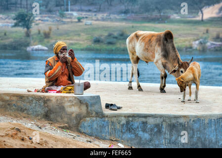 persönliche Hygiene an den Flussufern der Betwa in Orchha, Madhya Pradesh, Indien, Südasien Stockfoto