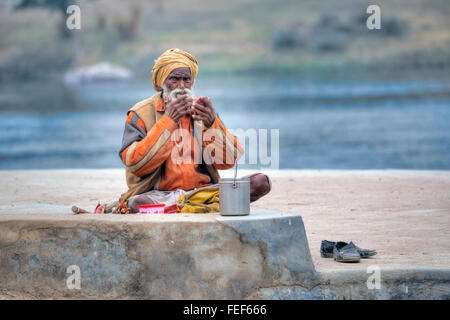 persönliche Hygiene an den Flussufern der Betwa in Orchha, Madhya Pradesh, Indien, Südasien Stockfoto