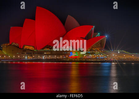 Sydney, Australien. 6. Februar 2016. Das Sydney Opera House leuchtet rot markieren Sie das chinesische neue Jahr des Affen Stockfoto