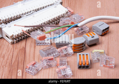 Elektrogeräte und Zubehör bei Kabeln und Sicherungen instalation Stockfoto