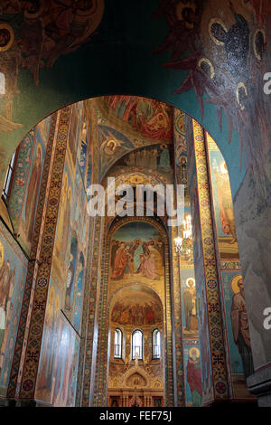 Blick hinauf an den bemalten Säulen, Wände & Decke im Inneren der Kirche des Erlösers auf Auferstehungskirche, St. Petersburg, Russland. Stockfoto