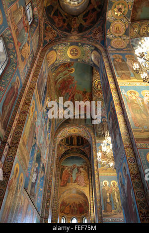 Blick hinauf an den bemalten Säulen, Wände & Decke im Inneren der Kirche des Erlösers auf Auferstehungskirche, St. Petersburg, Russland. Stockfoto