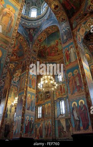 Blick hinauf an den bemalten Säulen, Wände & Decke im Inneren der Kirche des Erlösers auf Auferstehungskirche, St. Petersburg, Russland. Stockfoto