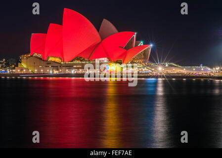 Sydney, Australien. 6. Februar 2016. Das Sydney Opera House leuchtet rot markieren Sie das chinesische neue Jahr des Affen Stockfoto