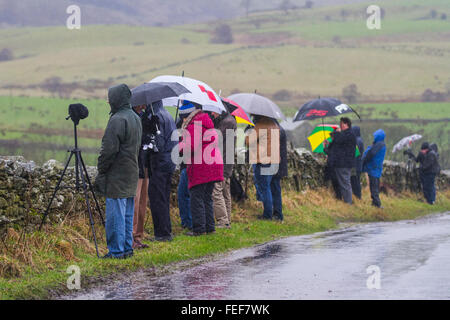 Tabay, Cumbria, Großbritannien, 6. Februar, 2016. Scharen von Passanten, in Sturm und Regen, erwarten die Ankunft der Dampflok BR 60103 FLYING SCOTSMAN, reisen die West Coast Main Line nach Carlisle. Stockfoto