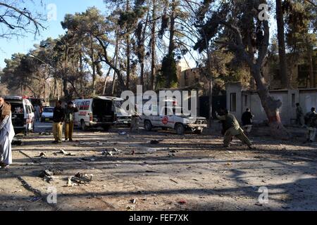 Quetta, Pakistan. 6. Februar 2016. Sicherheitsbeamte untersuchen die Sprenganlage in Quetta, Pakistan Südwest, am 6. Februar 2016. Mindestens acht Menschen getötet und 35 weitere verletzt, als ein Selbstmordanschlag ein Sicherheitskräfte Konvoi in Pakistan der südwestlichen Stadt Quetta am Samstag Nachmittag, sagte lokale Beamte und Medien getroffen. Bildnachweis: Asad/Xinhua/Alamy Live-Nachrichten Stockfoto