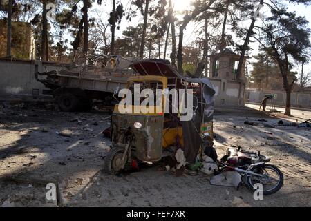 Quetta. 6. Februar 2016. Foto aufgenommen am 6. Februar 2016 zeigt zerstörten Fahrzeuge an die Sprenganlage in Quetta, Pakistan Südwest. Mindestens acht Menschen getötet und 35 weitere verletzt, als ein Selbstmordanschlag ein Sicherheitskräfte Konvoi in Pakistan der südwestlichen Stadt Quetta am Samstag Nachmittag, sagte lokale Beamte und Medien getroffen. Bildnachweis: Asad/Xinhua/Alamy Live-Nachrichten Stockfoto