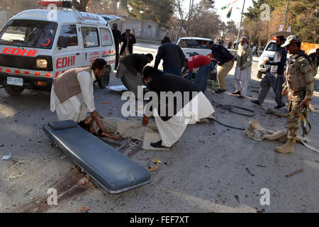 Quetta, Pakistan. 6. Februar 2016. Retter entfernen Sie einen Körper aus der Sprenganlage in Quetta, Pakistan Südwest, am 6. Februar 2016. Mindestens acht Menschen getötet und 35 weitere verletzt, als ein Selbstmordanschlag ein Sicherheitskräfte Konvoi in Pakistan der südwestlichen Stadt Quetta am Samstag Nachmittag, sagte lokale Beamte und Medien getroffen. Bildnachweis: Asad/Xinhua/Alamy Live-Nachrichten Stockfoto