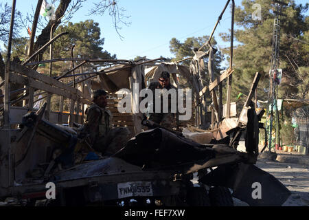 Quetta, Pakistan. 6. Februar 2016. Soldaten untersuchen einen zerstörten Armee LKW an die Sprenganlage in Quetta, Pakistan Südwest, am 6. Februar 2016. Mindestens acht Menschen getötet und 35 weitere verletzt, als ein Selbstmordanschlag ein Sicherheitskräfte Konvoi in Pakistan der südwestlichen Stadt Quetta am Samstag Nachmittag, sagte lokale Beamte und Medien getroffen. Bildnachweis: Asad/Xinhua/Alamy Live-Nachrichten Stockfoto