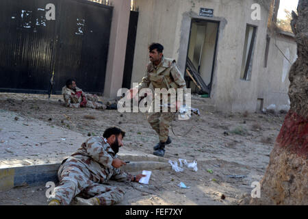 Quetta, Pakistan. 6. Februar 2016. Verletzten Sicherheitspersonal sind bei der Sprenganlage in Quetta, Pakistan Südwest, am 6. Februar 2016 sehen. Mindestens acht Menschen getötet und 35 weitere verletzt, als ein Selbstmordanschlag ein Sicherheitskräfte Konvoi in Pakistan der südwestlichen Stadt Quetta am Samstag Nachmittag, sagte lokale Beamte und Medien getroffen. Bildnachweis: Asad/Xinhua/Alamy Live-Nachrichten Stockfoto