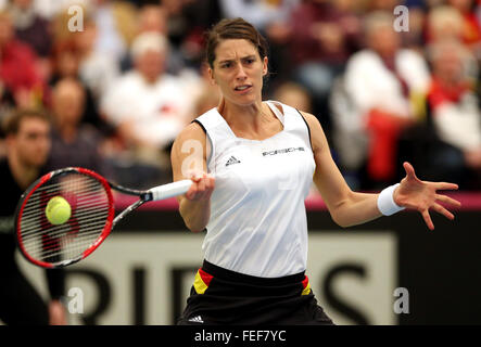 Leipzig, Deutschland. 6. Februar 2016. Deutsche Tennisspielerin Andrea Petkovic in Aktion gegen Bencic aus der Schweiz im Fed-Cup-Viertelfinale Deutschland vs. Schweiz in Leipzig, Deutschland, 6. Februar 2016. Foto: JAN WOITAS/Dpa/Alamy Live News Stockfoto