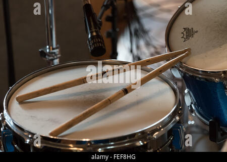 Drumsticks hinterlassen eine Snare Drum während einer Aufnahme-Session von Gold Jacks in Parr Street Studios in Liverpool Stockfoto