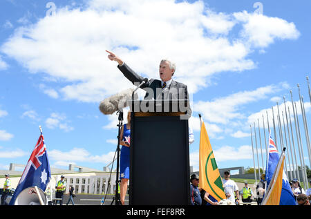 Canberra, Australien. 6. Februar 2016. John Bolton, einer der Organisatoren der Canberra-Anti-Islam-Rallye, spricht auf der Protest in Canberra, Australien, 6. Februar 2016. Sechs konservative Gruppen gesammelt in der australischen Hauptstadt zur Unterstützung der Pegida und der islamfeindlichen Anti-Ausländer Bewegung, begann in Deutschland und in andere Länder verbreitet hat. Rund 400 Demonstranten marschierte auf das Parlamentsgebäude in Canberra. Foto: Subel Bhandari / Dpa/Alamy Live-Nachrichten Stockfoto