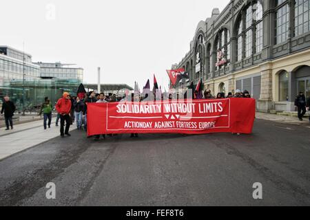 Dresden, Deutschland, 6. Februar 2016. Verschiedenen Fraktionen der antifaschistischen Bewegung Rallye an Dresdens Cerntral Station, unter dem Banner des europaweiten Rallye "Solidarität ohne Grenzen". Die Demonstration ist gegen die europaweite Pegida-Rallye "Festung Europa". Bildnachweis: Leon Breiter/Alamy Live-Nachrichten Stockfoto