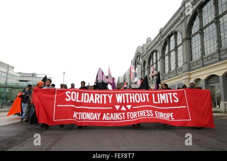 Dresden, Deutschland, 6. Februar 2016. Verschiedenen Fraktionen der antifaschistischen Bewegung Rallye an Dresdens Cerntral Station, unter dem Banner des europaweiten Rallye "Solidarität ohne Grenzen". Die Demonstration ist gegen die europaweite Pegida-Rallye "Festung Europa". Bildnachweis: Leon Breiter/Alamy Live-Nachrichten Stockfoto