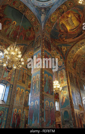 Blick hinauf an den bemalten Säulen, Wände & Decke im Inneren der Kirche des Erlösers auf Auferstehungskirche, St. Petersburg, Russland. Stockfoto