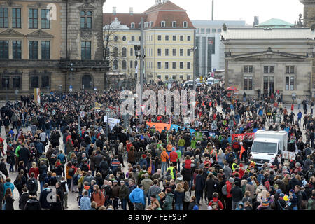 Dresden, Deutschland. 6. Februar 2016. Teilnehmer der Gegendemonstration "Herz gegen Agitation" am Theaterplatz in Dresden, Deutschland, 6. Februar 2016. Die Anti-islamischen "Patriotischen Europäer gegen die Islamisierung des Abendlandes" (PEGIDA)-Bewegung hat einen internationalen Aktionstag am Samstag, 6. Februar 2016 rief. Foto: ARNO BURGI/Dpa/Alamy Live-Nachrichten Stockfoto