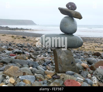 Stapel von Steinen ausgeglichen übereinander am Strand von Marloes im Westen von Wales. Juni 2014 Stockfoto