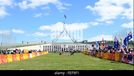 Canberra, Australien. 6. Februar 2016. Australischer Profi-Pegida-Demonstranten (R) versammeln sich vor dem Parlamentsgebäude in Canberra, Australien, 6. Februar 2016, während Vertreter einer australischen marxistischen Gruppe namens sozialistische Alternative gibt, zeigen auch (l). Sechs konservative Gruppen gesammelt in der australischen Hauptstadt zur Unterstützung der Pegida und der islamfeindlichen Anti-Ausländer Bewegung, begann in Deutschland und in andere Länder verbreitet hat. Rund 400 Demonstranten marschierte auf das Parlamentsgebäude in Canberra. Foto: Subel Bhandari/Dpa/Alamy Live News Stockfoto