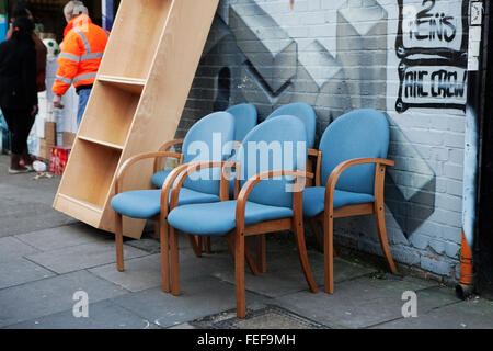 London - 17. Januar 2015. Sammlung von alten Stühlen auf dem Flohmarkt gebrochen. Flohmarkt mit altmodischen waren in angezeigt Stockfoto