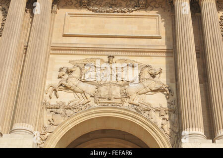 Paris, Frankreich - 8. Juli 2015: Architekturdetail des Louvre-Museums, wichtigen Wahrzeichen der französischen Hauptstadt und weltweit Stockfoto