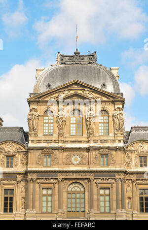 Paris, Frankreich - 8. Juli 2015: Architekturdetail des Louvre-Museums, wichtigen Wahrzeichen der französischen Hauptstadt und weltweit Stockfoto