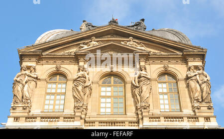 Paris, Frankreich - 8. Juli 2015: Architekturdetail des Louvre-Museums, wichtigen Wahrzeichen der französischen Hauptstadt und weltweit Stockfoto