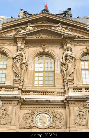 Paris, Frankreich - 8. Juli 2015: Architekturdetail des Louvre-Museums, wichtigen Wahrzeichen der französischen Hauptstadt und weltweit Stockfoto