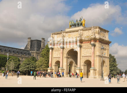Paris, Frankreich - 8. Juli 2015: Touristen bewundern die schöne Architektur des Arc de Triomphe du Carrousel in Paris, Frankreich Stockfoto