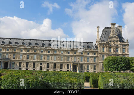 Paris, Frankreich - 8. Juli 2015: Architekturdetail des Louvre-Museums, wichtigen Wahrzeichen der französischen Hauptstadt und weltweit Stockfoto