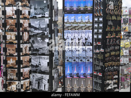 Paris, Frankreich - 8. Juli 2015: Detail der verschiedenen Postkarten zum Verkauf von Paris Sehenswürdigkeiten in Place De La Concorde, Paris, Stockfoto