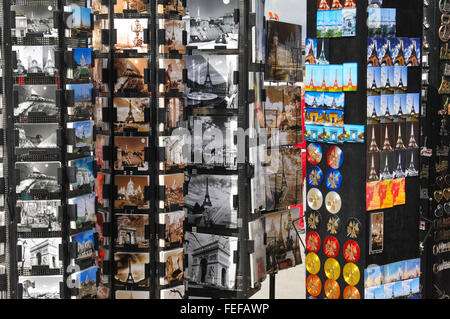 Paris, Frankreich - 8. Juli 2015: Detail der verschiedenen Postkarten zum Verkauf von Paris Sehenswürdigkeiten in Place De La Concorde, Paris, Stockfoto