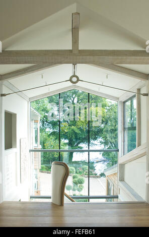 Innere der Landung am Anfang der Treppe. Eiche Traversen gewaschen weißer Balken, große verglaste Fenster. Stockfoto