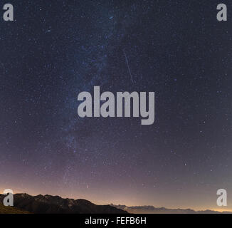 Die Milchstraße und den Sternenhimmel von hoch oben in den Alpen mit malerischen Berglandschaft. Andromeda-Galaxie auf der oberen linken Ecke qua Stockfoto