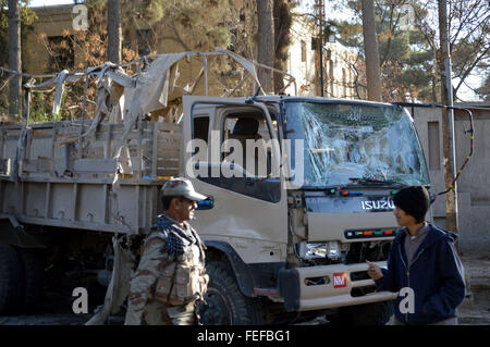 Quetta. 6. Februar 2016. Foto aufgenommen am 6. Februar 2016 zeigt einen beschädigten Armee LKW am Selbstmord Angriff Standort in Quetta, Pakistan Südwest. Lokale Beamte sagten, mindestens 10 Menschen getötet und 40 weitere verletzt, als ein Selbstmordanschlag am Samstagnachmittag eine Sicherheitskräfte Konvoi in Pakistan der südwestlichen Stadt Quetta getroffen. Bildnachweis: Irfan/Xinhua/Alamy Live-Nachrichten Stockfoto