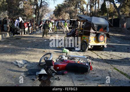 Quetta. 6. Februar 2016. Foto aufgenommen am 6. Februar 2016 zeigt beschädigte Fahrzeuge am Selbstmord Angriff Standort in Quetta, Pakistan Südwest. Lokale Beamte sagten, mindestens 10 Menschen getötet und 40 weitere verletzt, als ein Selbstmordanschlag am Samstagnachmittag eine Sicherheitskräfte Konvoi in Pakistan der südwestlichen Stadt Quetta getroffen. Bildnachweis: Irfan/Xinhua/Alamy Live-Nachrichten Stockfoto