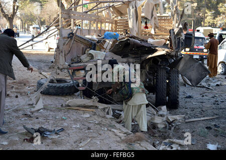 Quetta, Pakistan. 6. Februar 2016. Sicherheitspersonal untersuchen die Selbstmord attackierende Seite in Quetta, Pakistan Südwest, am 6. Februar 2016. Lokale Beamte sagten, mindestens 10 Menschen getötet und 40 weitere verletzt, als ein Selbstmordanschlag am Samstagnachmittag eine Sicherheitskräfte Konvoi in Pakistan der südwestlichen Stadt Quetta getroffen. Bildnachweis: Irfan/Xinhua/Alamy Live-Nachrichten Stockfoto