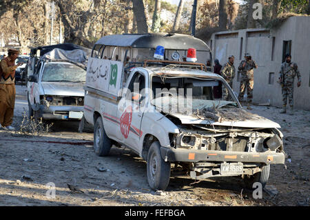 Quetta. 6. Februar 2016. Foto aufgenommen am 6. Februar 2016 zeigt beschädigte Fahrzeuge am Selbstmord Angriff Standort in Quetta, Pakistan Südwest. Lokale Beamte sagten, mindestens 10 Menschen getötet und 40 weitere verletzt, als ein Selbstmordanschlag am Samstagnachmittag eine Sicherheitskräfte Konvoi in Pakistan der südwestlichen Stadt Quetta getroffen. Bildnachweis: Irfan/Xinhua/Alamy Live-Nachrichten Stockfoto