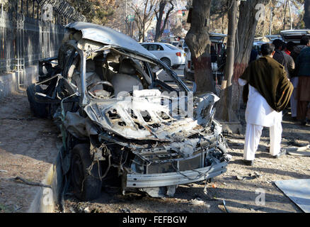 Quetta. 6. Februar 2016. Foto aufgenommen am 6. Februar 2016 zeigt ein zerstörtes Fahrzeugs am Selbstmord Angriff Standort in Quetta, Pakistan Südwest. Lokale Beamte sagten, mindestens 10 Menschen getötet und 40 weitere verletzt, als ein Selbstmordanschlag am Samstagnachmittag eine Sicherheitskräfte Konvoi in Pakistan der südwestlichen Stadt Quetta getroffen. Bildnachweis: Irfan/Xinhua/Alamy Live-Nachrichten Stockfoto