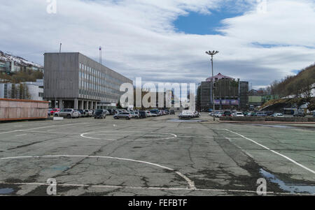 Basketballplatz am Leninplatz, downtown Petropavlovsk-Kamchatskiy, Kamtschatka, Russland. Blick Richtung Leninskaya Straße. Stockfoto