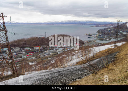 Panorama der Innenstadt von Petropavlovsk-Kamchatskiy und die Awatscha-Bucht von Vysotnaya Straße auf einen dumpfen, bedeckt Frühlingstag. Stockfoto