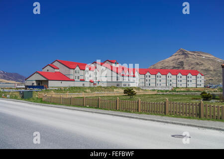 Hauptgebäude der Aleuten Grandhotel, das größte Hotel von Dutch Harbor/Unalaska, Alaska, USA. Stockfoto