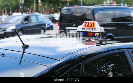 Paris, Frankreich - 8. Juli 2015: Detail des Taxi Parisien besetzt-Zeichen im Verkehr in Paris. Stockfoto