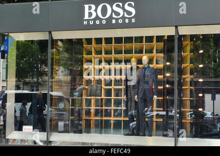 Paris, Frankreich - 9. Juli 2015: Eingang zum Hugo Boss-Luxus-Fashion-Store auf den Champs-Elysées in Paris, Frankreich Stockfoto