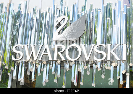 Paris, Frankreich - 9. Juli 2015: Detail des Swarovski-Schmuck-Shop auf Champs-Elysees in Paris, Frankreich Stockfoto