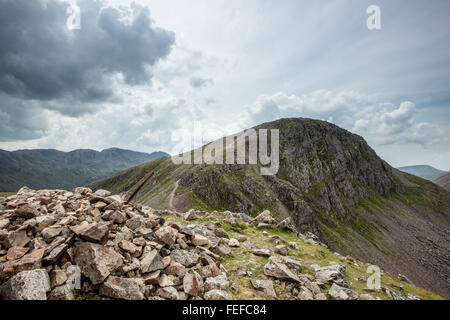 Blick vom Gipfel des grünen Giebel mit Scafell Pike in der Ferne auf großen Giebel Stockfoto