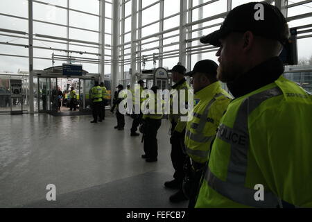 Pegida-Kundgebung am internationalen Bahnhof Birmingham, Birmingham, England am 6. Februar 2016 Stockfoto